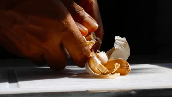 Breaking garlic cloves