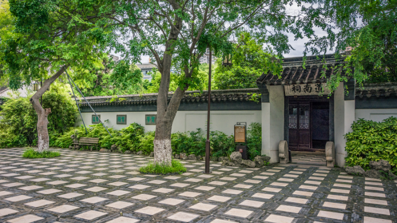 Front garden with landscaped entrance