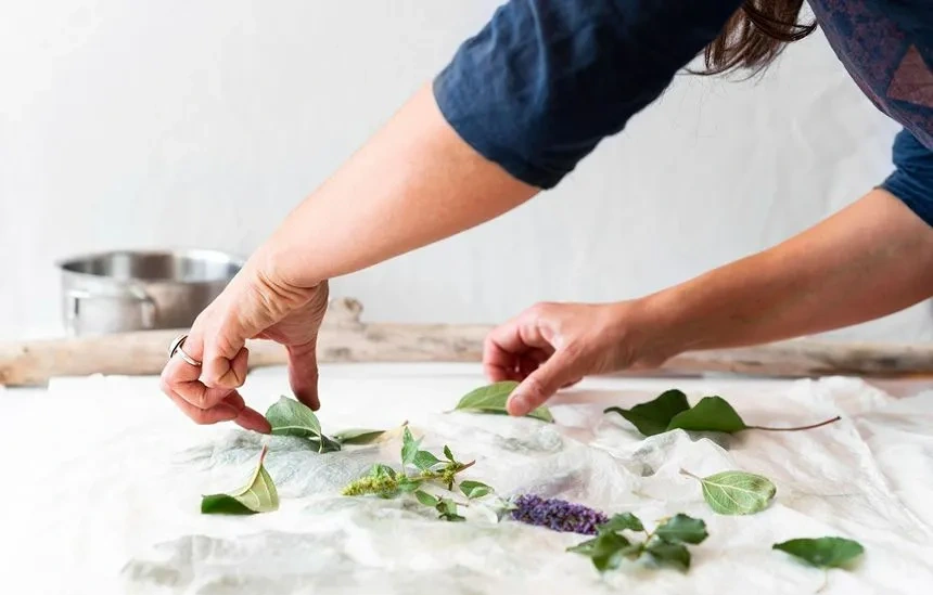 Flowers placed on a cotton rag for dryingg