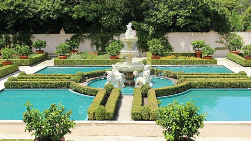 Formal Italian garden with hedges and fountain