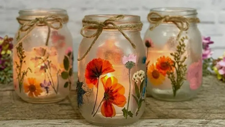 Pressed flowers decorated on lanterns.
