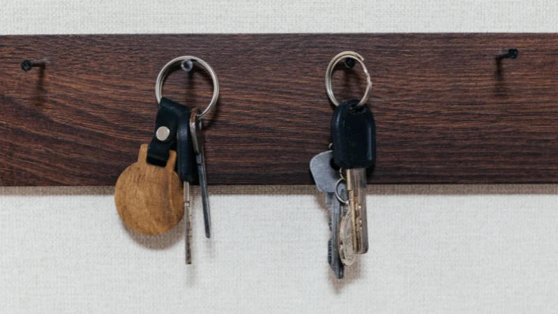 Decorative key holder rack for wall