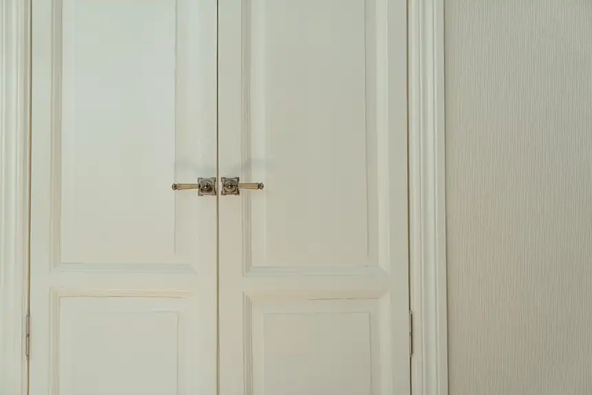 Flat frame door